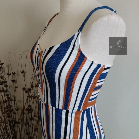 🆕 Striped Jumpsuit w/Keyhole Detail - Picture 16 of 17